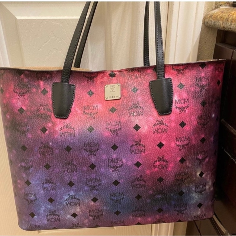 ⭐️2xHOST PICK⭐️ MCM Limited Edition Galaxy Coated Canvas Shopper Tote w/dust bag - Picture 2 of 6